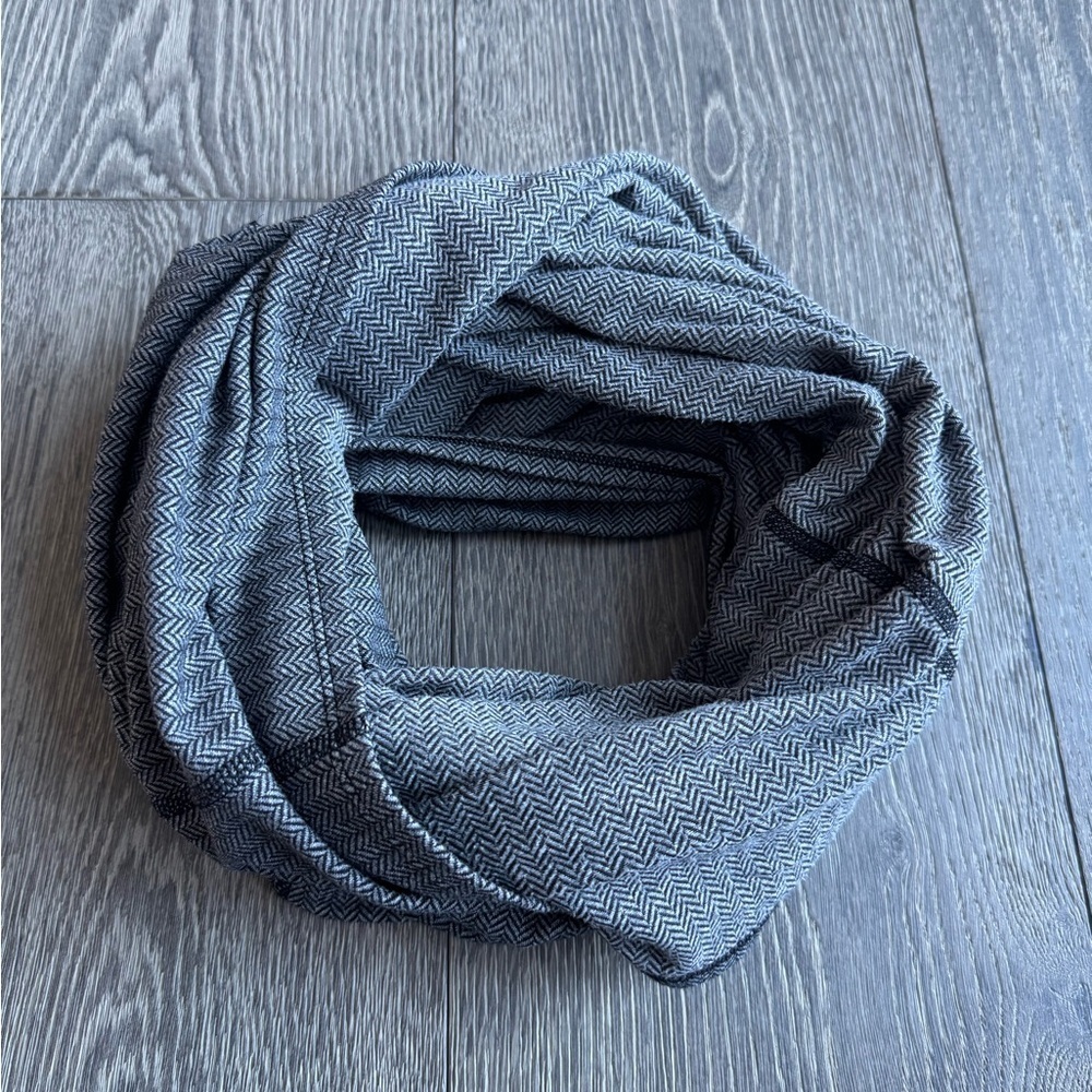 Lululemon Vinyasa Scarf in Black Herringbone